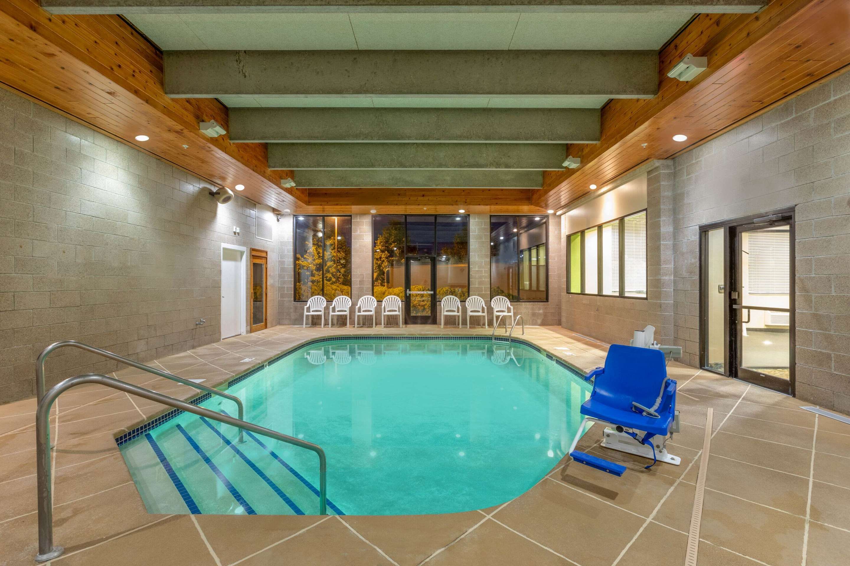 Days Inn by Wyndham Eagan Minnesota Near Mall of America thumbnail 3