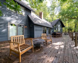 Exclusive Wooded Chalet w Magnificent River Views - Shepherdstown - Patio