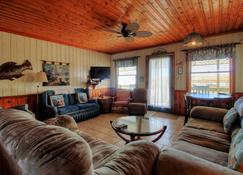 CN230: Averette Cottage: Rustic, Oceanfront Home with Views. Beach Access - Carolina Beach - Sala de estar