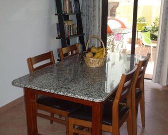 Dinas Guesthouse - Lagos - Comedor