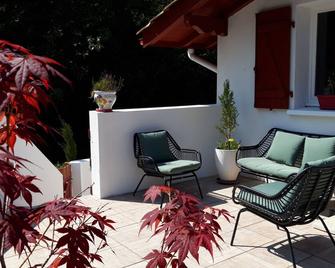 Coquettish gîte T3-96 m2 - quiet-pool 8x4 heated in season - terrace 30 m2. - Saint-Pée-sur-Nivelle - Patio