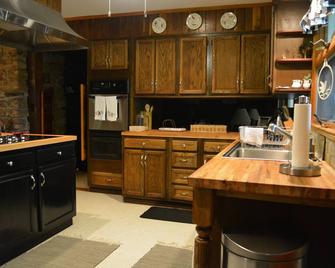 Cozy Mountain home near Covington, Virginia, The Greenbriar and Homestead - Covington - Kitchen