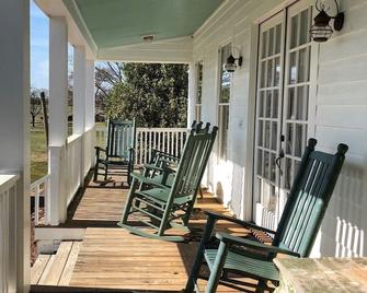 The Farmhouse Inn - Madison - Balcony