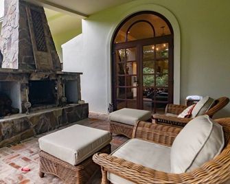 Boquete Luxury: Chic & Serene Home, Walk to Town & Amenities - Boquete - Living room