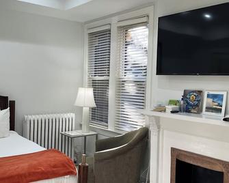 Duplex 2-Bedroom 1-Den located 2.5 Miles North Of The White House - Washington, D.C.