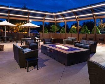Courtyard by Marriott Charlotte Northlake - שרלוט - פטיו