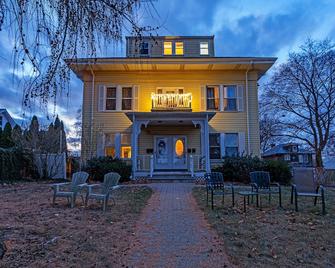 Charming Belmont Condo Near Boston condo - Belmont - Building