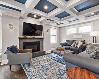Elegant Home Near Pitt, Cmu - Sauna & Hot Tub - Park & Walk! - Pittsburgh - Living room