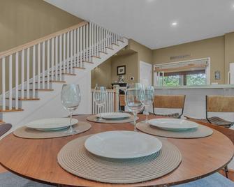 The Rosé Retreat: Pool-Screened Porch-Relax - Irvington - Dining room