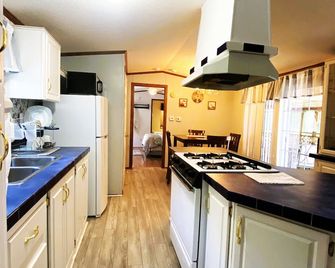 The Quail House - Cozy home in Jim Thorpe - Jim Thorpe - Kitchen