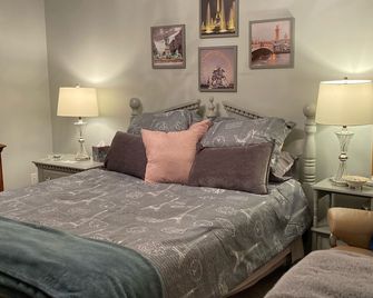 Cozy, Clean & Quiet. Home in the Hills. Close to DT Omaha; Market; Zoo; Gardens - Council Bluffs - Bedroom