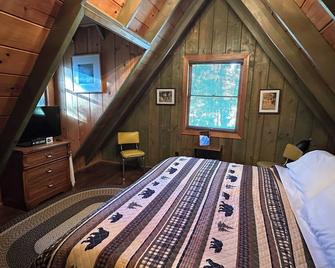 Knotty Pine Old Time Cabin - Family built in 1955 - Central Heat - Lg Deck - A/C - Mi Wuk Village - Habitación