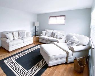 Cozy Century-Old Cottage in Historic Bridgeville - Bridgeville - Living room