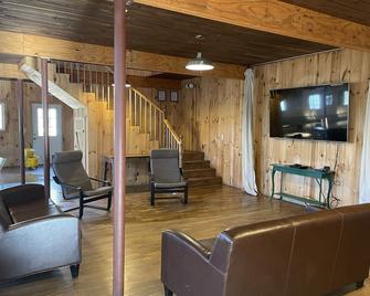 Beautiful, Lakefront, Mountain View Retreat for Your Group - LaFayette - Living room