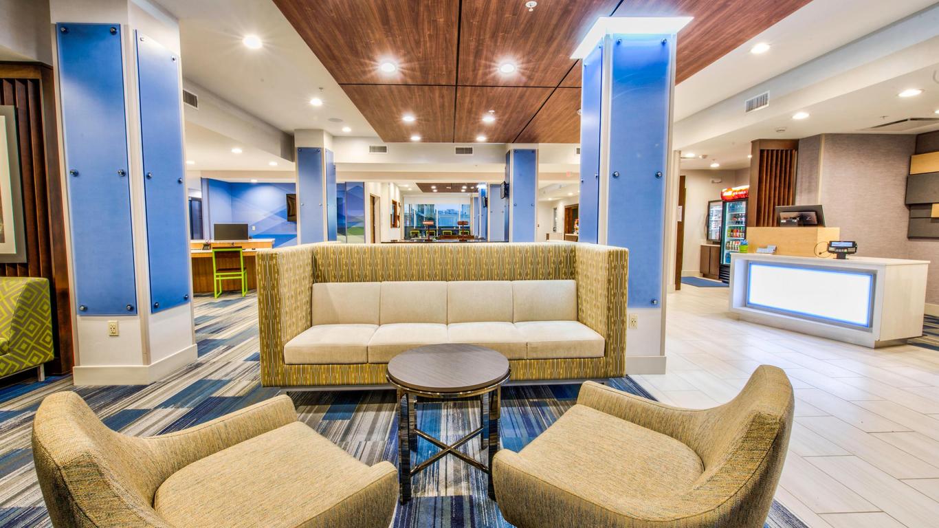 Holiday Inn Express & Suites - Farmers Branch