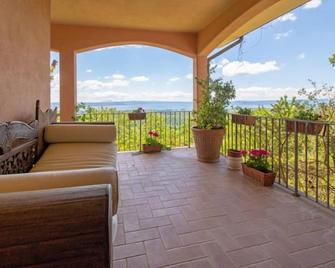 Vacation home Nicoletta in Lago di Bolsena - 7 persons, 4 bedrooms - San Lorenzo Nuovo - Varanda