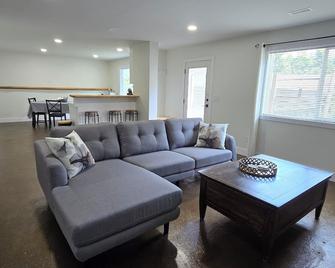 Private suite w/ your very own patio in Beautiful Blind Bay. Pet friendly! - Blind Bay - Living room