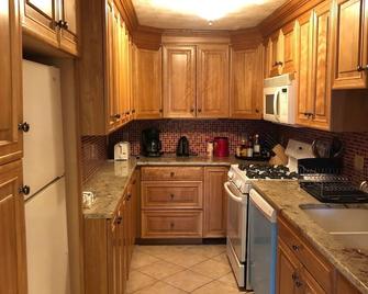 Hidden Gem Near Boston w/ 2 bedrooms and huge family and activity room space - Dedham - Kitchen