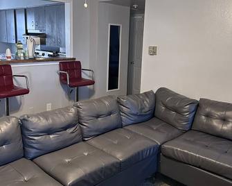 Spacious and secluded 1BR - Dallas - Living room