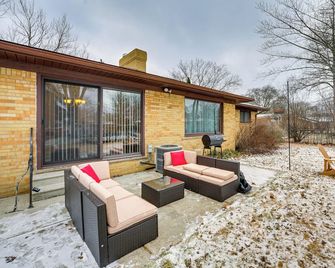 Fire Pit & Yard: Family Home in Farmington Hills! - Farmington Hills