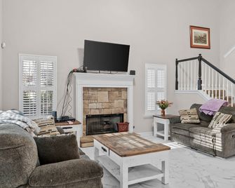 New to Vrbo Jefferson Poolside Escape w pool - Jefferson - Living room