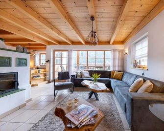 Authentic Mountain Retreat for 12 - Wald Im Pinzgau - Living room