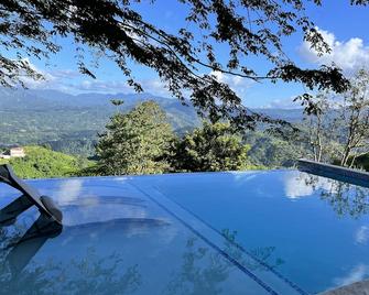 La Posada Mountain Retreat in the Heart of Puerto Rico with Exceptional Views - Utuado - Piscina