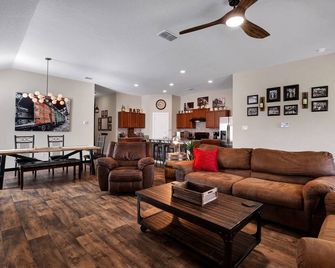 Speakeasy - A Birdy Vacation Rental - San Antonio - Living room