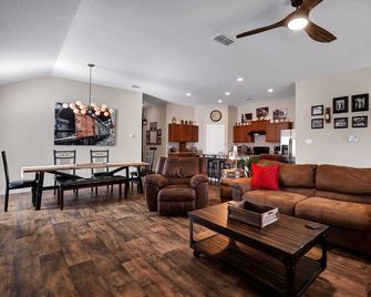 Speakeasy - A Birdy Vacation Rental - San Antonio - Sala de estar