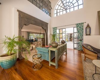 緯度 0 度飯店 - 坎帕拉 - 客廳