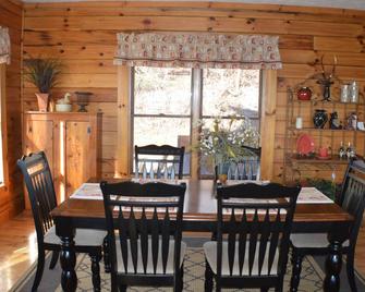 Private Mountain Top Cabin on Blue Ridge Parkway; Amazing View of 7 NC/VA cities - Fancy Gap - Comedor