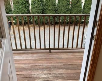 Entire Rental Unit Spacious Two Bed With Parking - Boston - Balkon