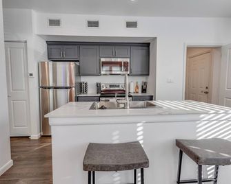 Velouté Valor - 1bd Near Med Center & Museum District - Houston - Kitchen