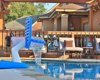 Relax & Play! 3BR Home w/ Pool + Close to Downtown - San Antonio - Pileta