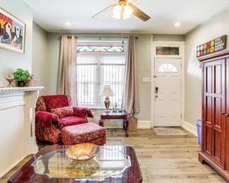 1 Mi to Philadelphia Zoo Convenient Townhome! - Philadelphia - Phòng khách