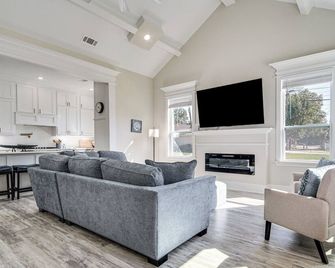 Steps to Beach Modern Gulfport Getaway! - Gulfport - Living room