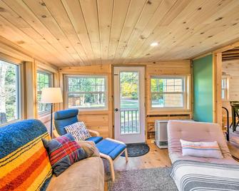 Private Sunapee Getaway: 2 Mi to Ledge Pond! - Sunapee - Living room