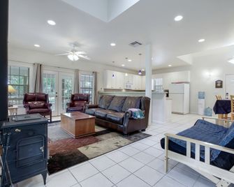 Guadalupe Riverfront With A Covered Wrap Around Porch On An Acre Of Bliss!! - Canyon Lake - Living room