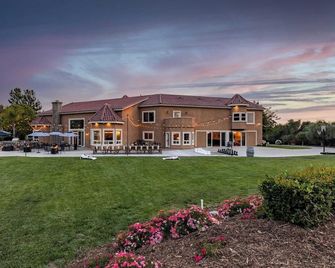 Sleeps 20 Vineyard Estate w/ Resort Pool, Spa & Game Room Wilson Creek Manor by Avantstay - Temecula - Bâtiment