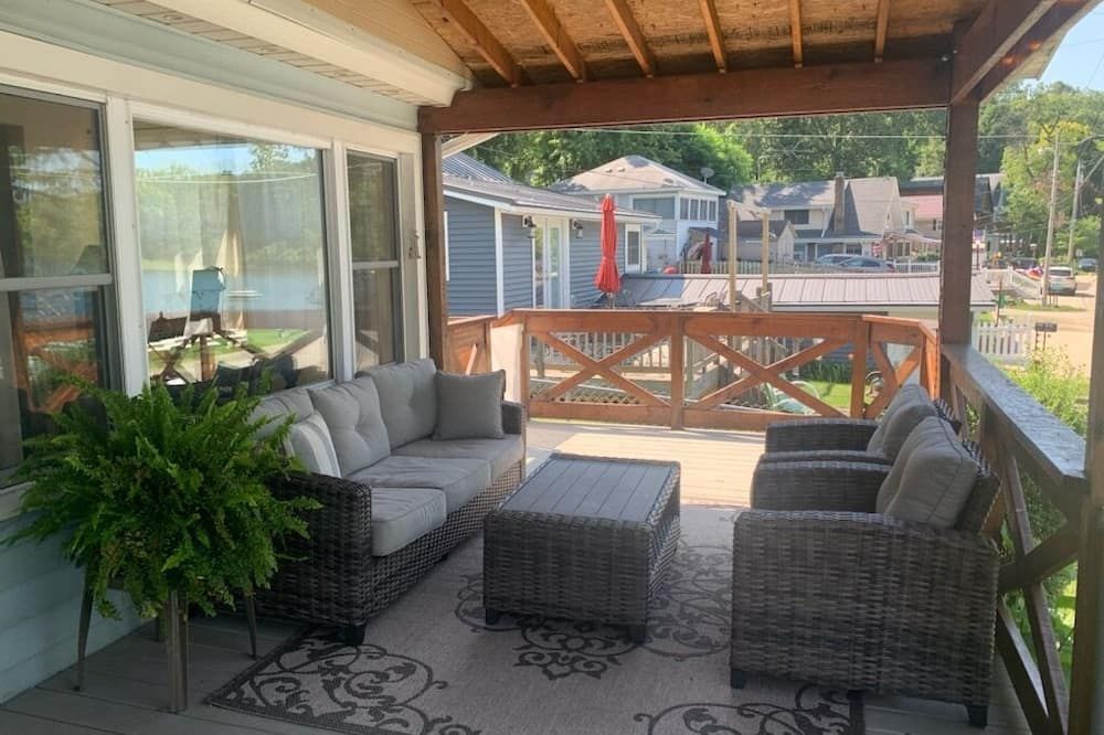 Enjoy the view from relaxing deck overlooking the lake. Water fun and sun. - Shipshewana - Terasa