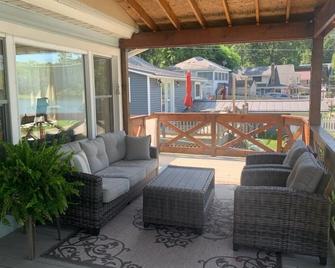 Enjoy the view from relaxing deck overlooking the lake. Water fun and sun. - Shipshewana - Innenhof