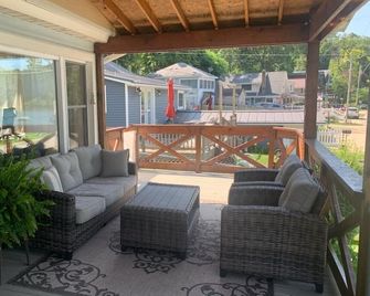 Enjoy the view from relaxing deck overlooking the lake. Water fun and sun. - Shipshewana - Terasa