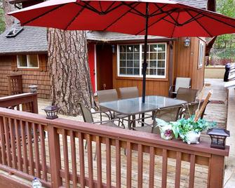 Idyllwild Dairy Hen: Walk-to Town, Pet Friendly! Hot tub - Idyllwild - Patio