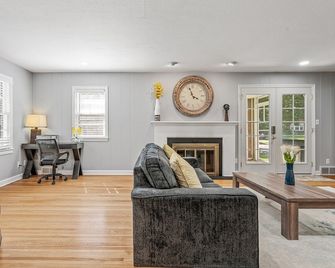 1419-Walk to Mayo St Mary-Ritabnb Cheerful 5br+6baths,1 min walk to St.Marys - Rochester - Living room