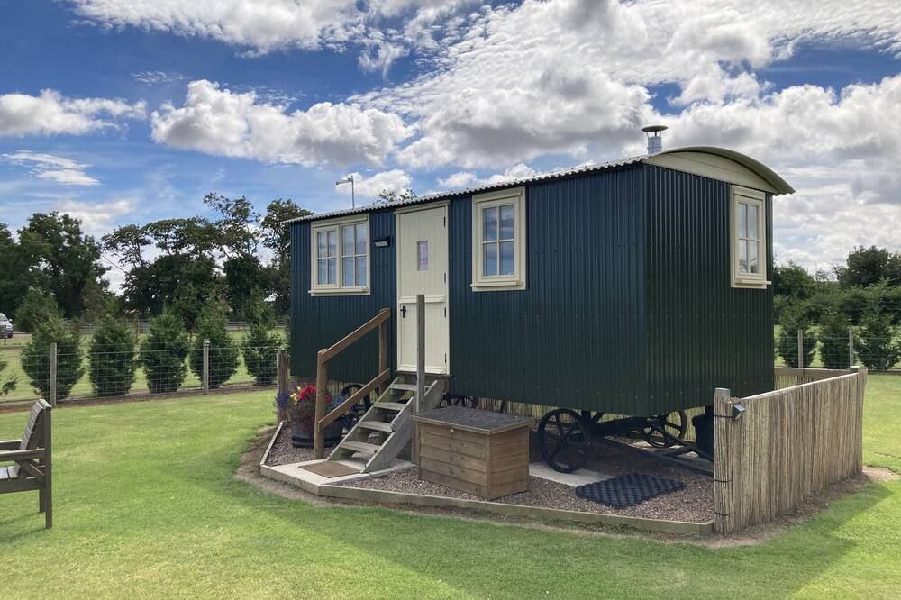 Luxury Shepherd's Hut (The Hawthorn) at Templehall - איימאות' - בניין
