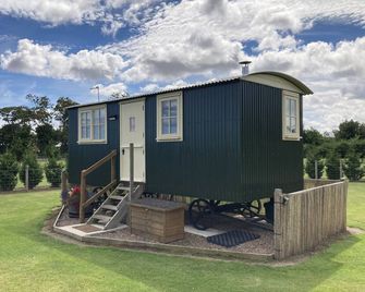 Luxury Shepherd's Hut (The Hawthorn) at Templehall - איימאות' - בניין