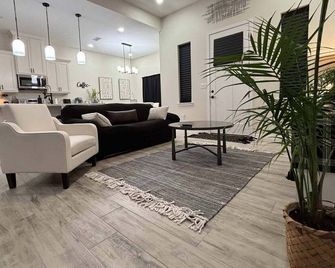 Modern 3BR Home- Pergola and Yard Oasis-Pet Friendly - Harlingen