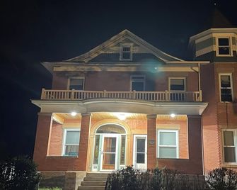 Spacious and historic 4-bedroom home in delightful La Junta, Colorado - La Junta - Budova