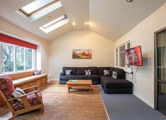 Pinewood Lodge - Queenstown - Living room