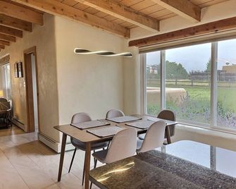 Sweet Mountain View Arroyo Seco Home with Hot Tub - Arroyo Seco - Dining room
